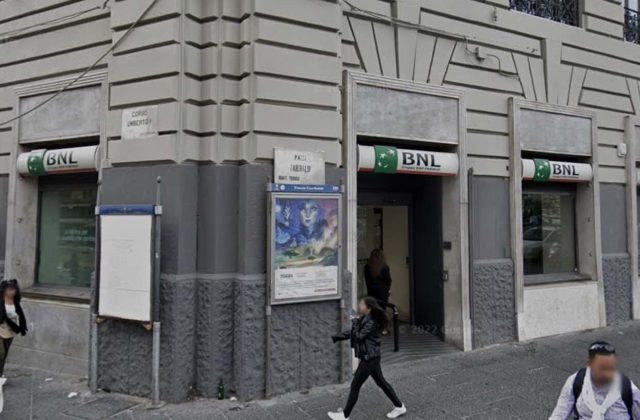 Furto sventato in pieno giorno a Napoli: violenta colluttazione con la polizia, tre agenti feriti