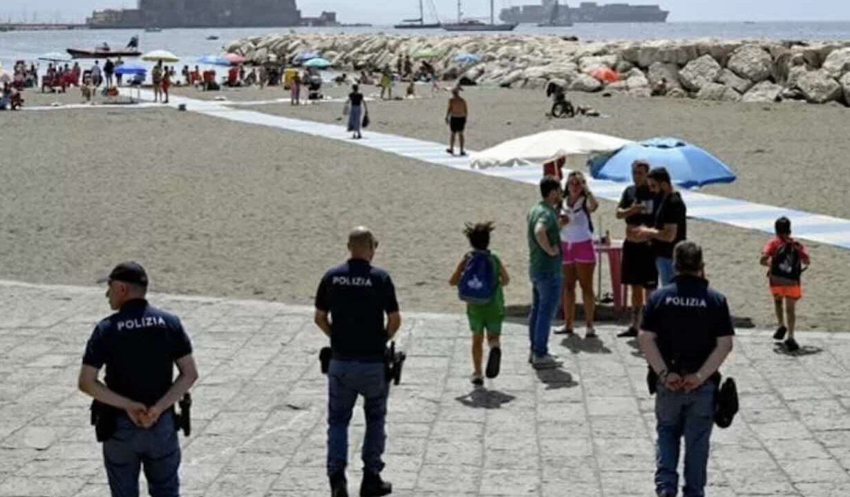 Operazione contro l’abusivismo: denunciati cinque noleggiatori sulle spiagge di Napoli