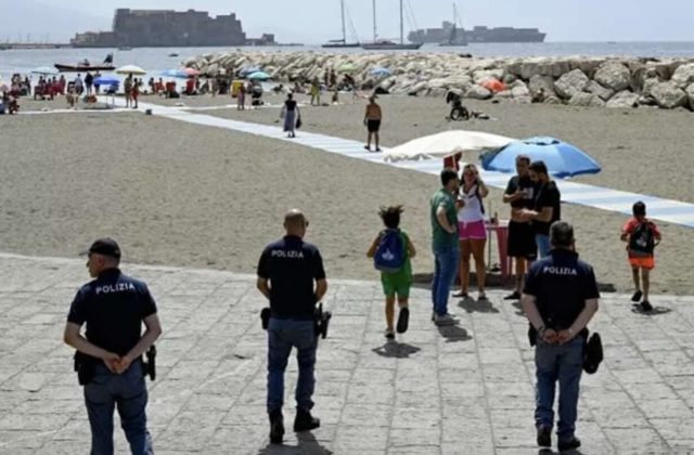 Operazione contro l’abusivismo: denunciati cinque noleggiatori sulle spiagge di Napoli