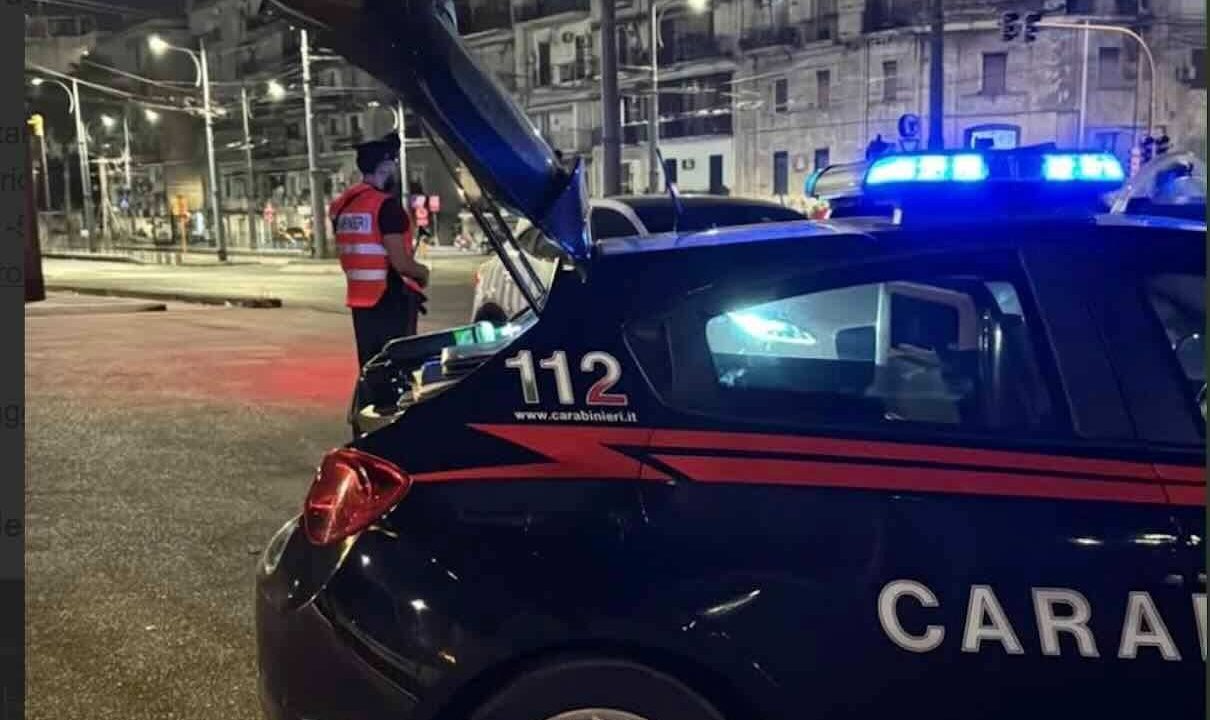 Controlli a Napoli: scoperta marijuana nascosta nel passamano di un condominio durante operazione anti-spaccio dei carabinieri