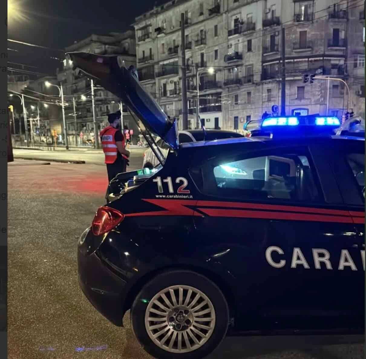 Controlli a Napoli: scoperta marijuana nascosta nel passamano di un condominio durante operazione anti-spaccio dei carabinieri