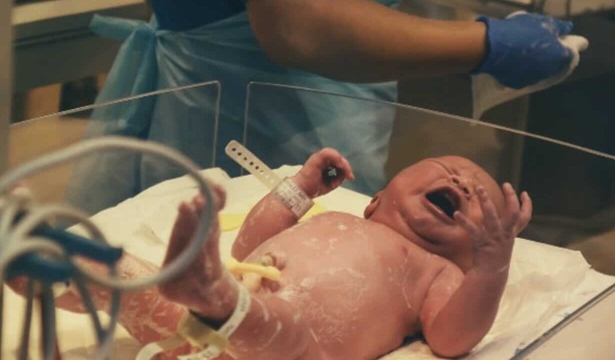 Scambio di embrioni a Napoli: una coppia indaga per scoprire l’origine della loro bambina non biologica.x