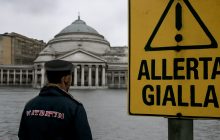 Allerta a metà: la scelta che lascia i napoletani con più domande che ombrelli