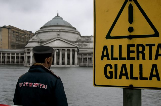 Allerta a metà: la scelta che lascia i napoletani con più domande che ombrelli