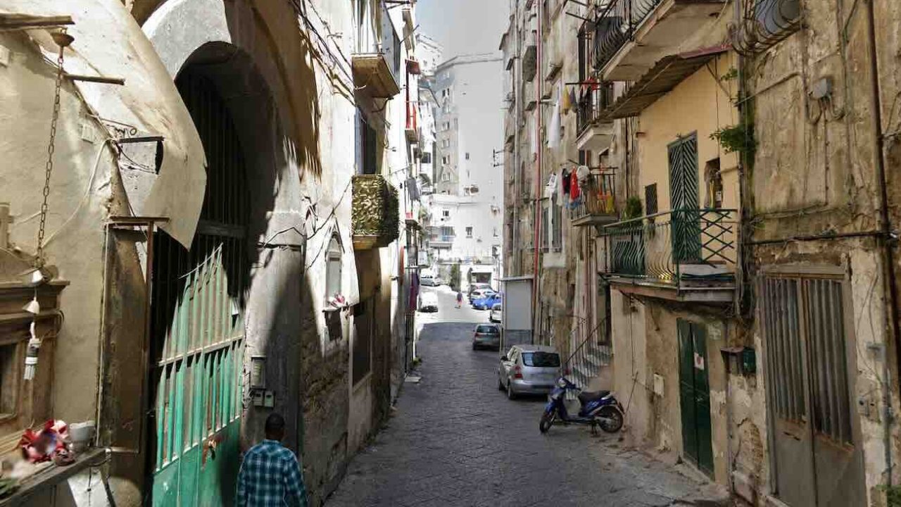 Ricoverato in ospedale un uomo ferito da coltellate: indagini in corso a Napoli per chiarire l’aggressione avvenuta in centro storico
