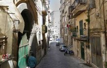 Ricoverato in ospedale un uomo ferito da coltellate: indagini in corso a Napoli per chiarire l’aggressione avvenuta in centro storico