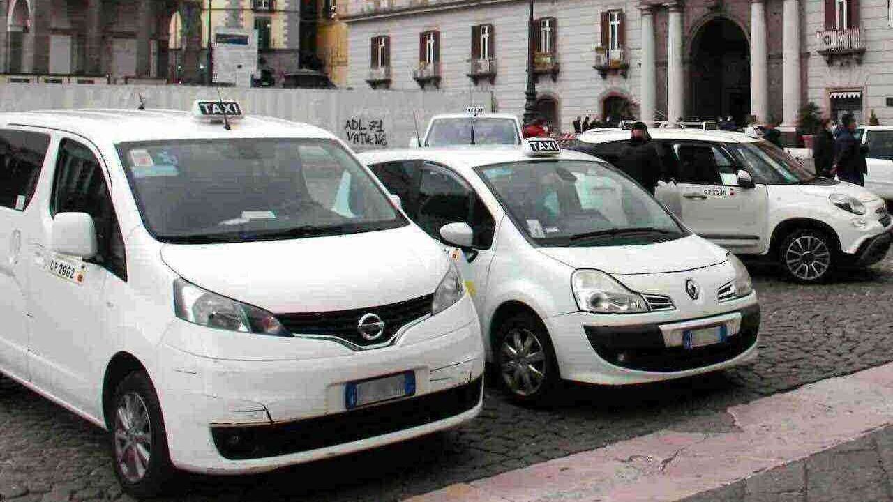Napoli, i tassisti contestano il Comune: «Situazione drammatica per il servizio taxi durante Ferragosto»