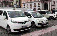 Napoli, i tassisti contestano il Comune: «Situazione drammatica per il servizio taxi durante Ferragosto»