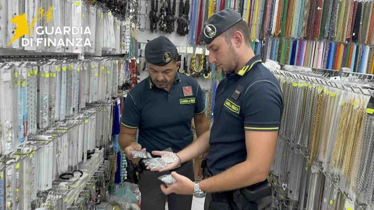 Finanza in azione a Napoli: scoperti 3,4 milioni di prodotti potenzialmente pericolosi nei negozi di San Lorenzo