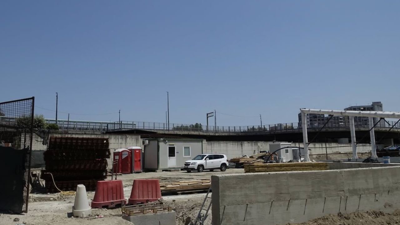 Napoli, incidente in cantiere: un operaio lotta tra la vita e la morte dopo essere colpito da lastre di vetro