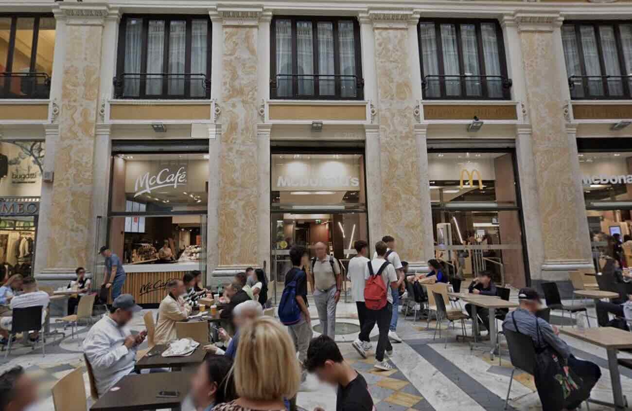 Bimba di un anno salvata al McDonald’s di Napoli: fondamentale l’intervento dell’infermiera del 118 durante un’emergenza respiratoria
