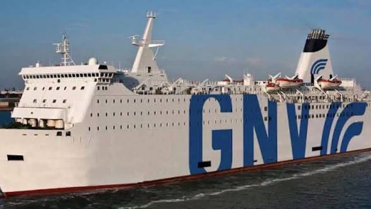 Napoli, traghetto per Palermo in panne: passeggeri bloccati per ore, arriva la polizia