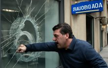 Vetro rotto, responsabilità intatte: a Napoli la rabbia che le istituzioni fingono di non sentire