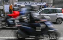 Passeggiare a Napoli è un atto di coraggio: perché la città non tutela i pedoni