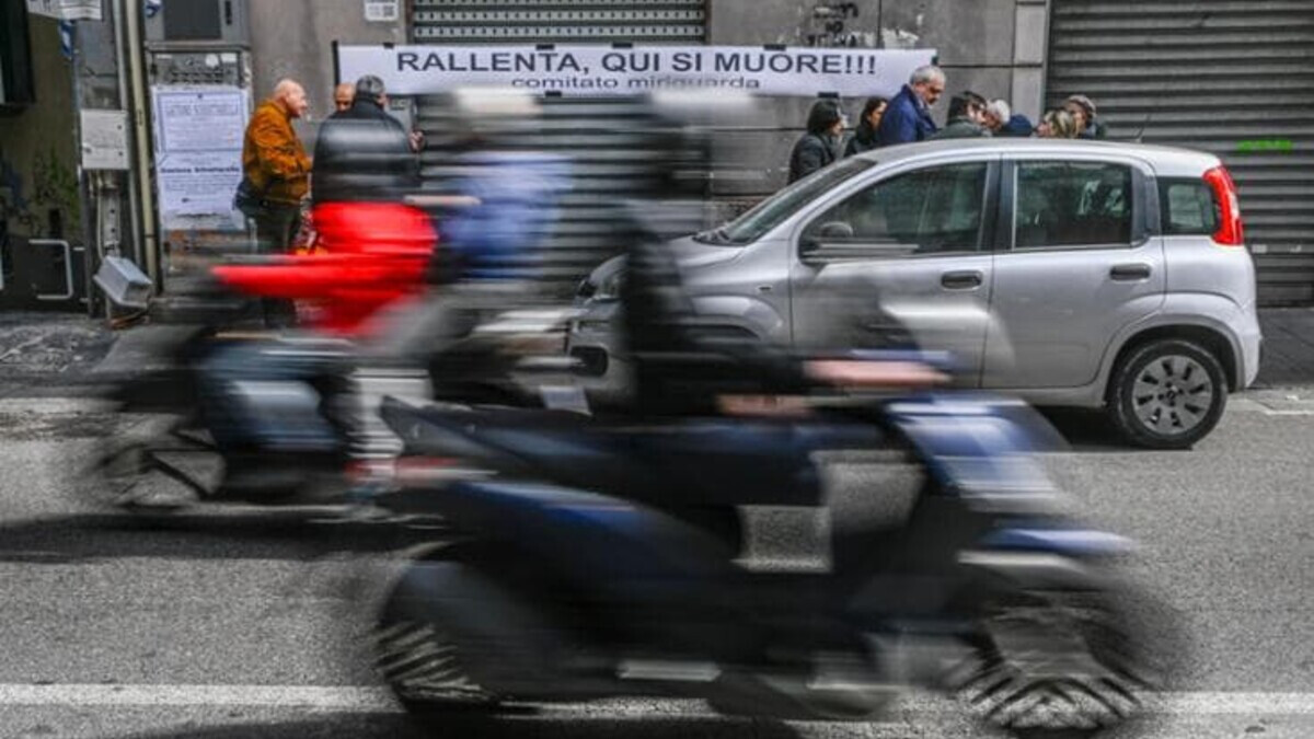 Passeggiare a Napoli è un atto di coraggio: perché la città non tutela i pedoni