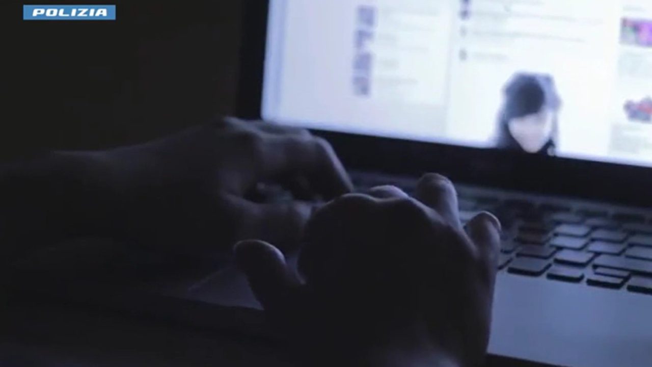 Marano, genitori allertano le forze dell’ordine: scoprono un maniaco che adescava la figlia su social