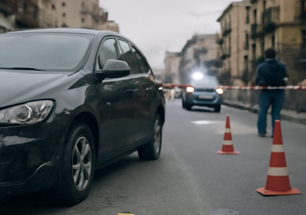 Pistole e Mazze: La Violenza Stradale Rivela il Degrado Sociale a Napoli