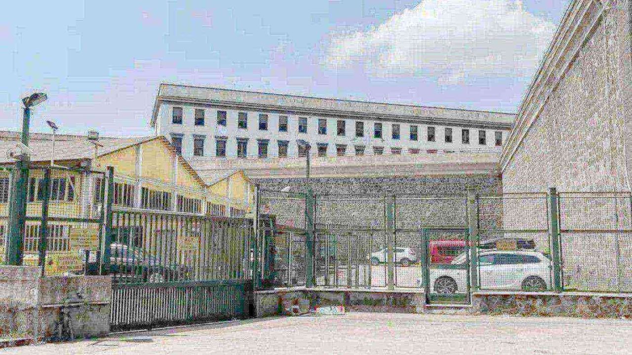 Poggioreale, in azione i controlli: sequestrati 20 cellulari nei padiglioni