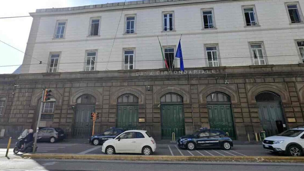 Poggioreale, i 15 cellulari e mezzo chilo di hashish che rivelano un carcere sotto pressione