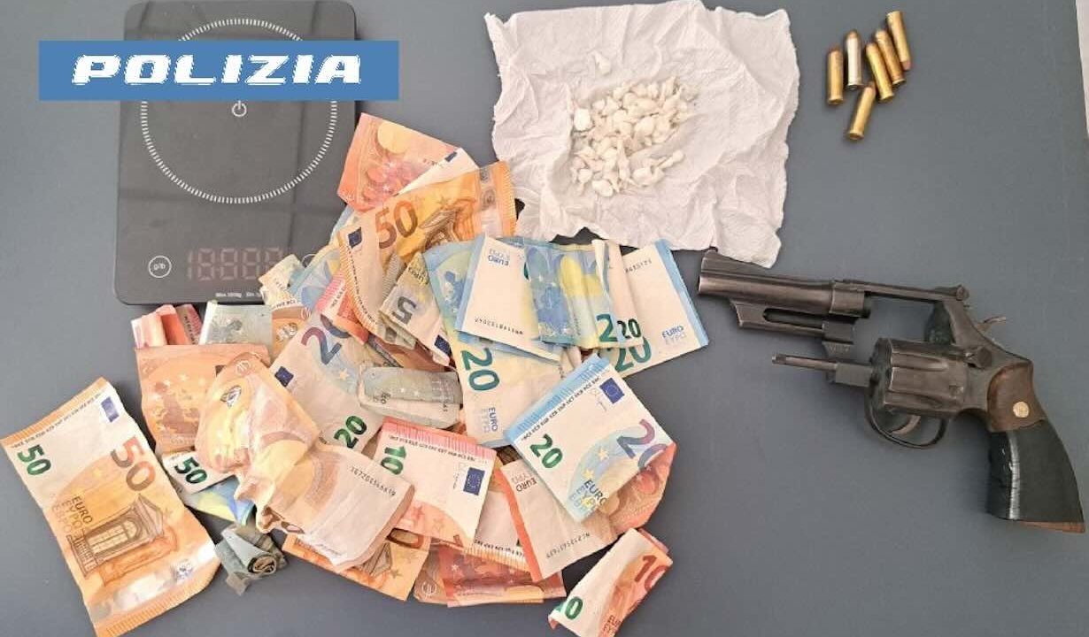 Sorpreso mentre spaccia droga durante gli arresti domiciliari, 21enne catturato dalla Polizia a Porta Nolana