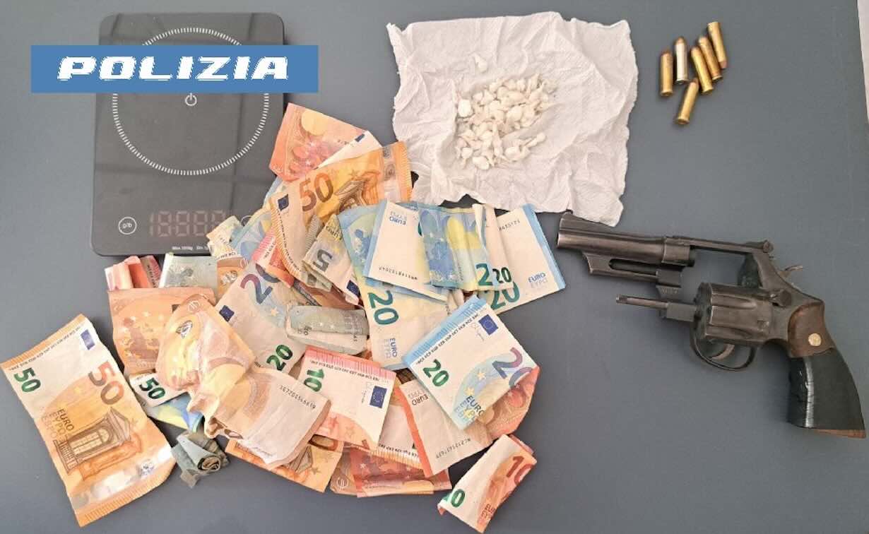 Sorpreso mentre spaccia droga durante gli arresti domiciliari, 21enne catturato dalla Polizia a Porta Nolana