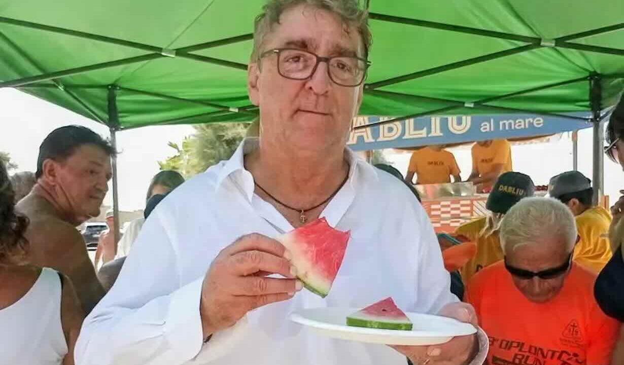 Portici celebra l’estate: anguria e ciliegie sostituiscono le sfogliatelle per il Ferragosto anticipato ai bagnanti