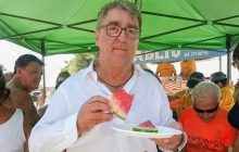Portici celebra l’estate: anguria e ciliegie sostituiscono le sfogliatelle per il Ferragosto anticipato ai bagnanti