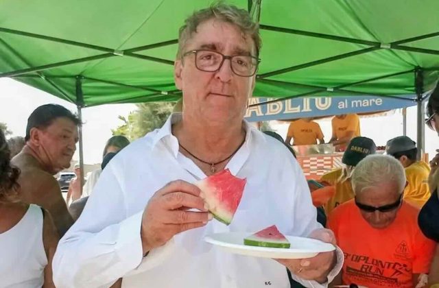 Portici celebra l’estate: anguria e ciliegie sostituiscono le sfogliatelle per il Ferragosto anticipato ai bagnanti