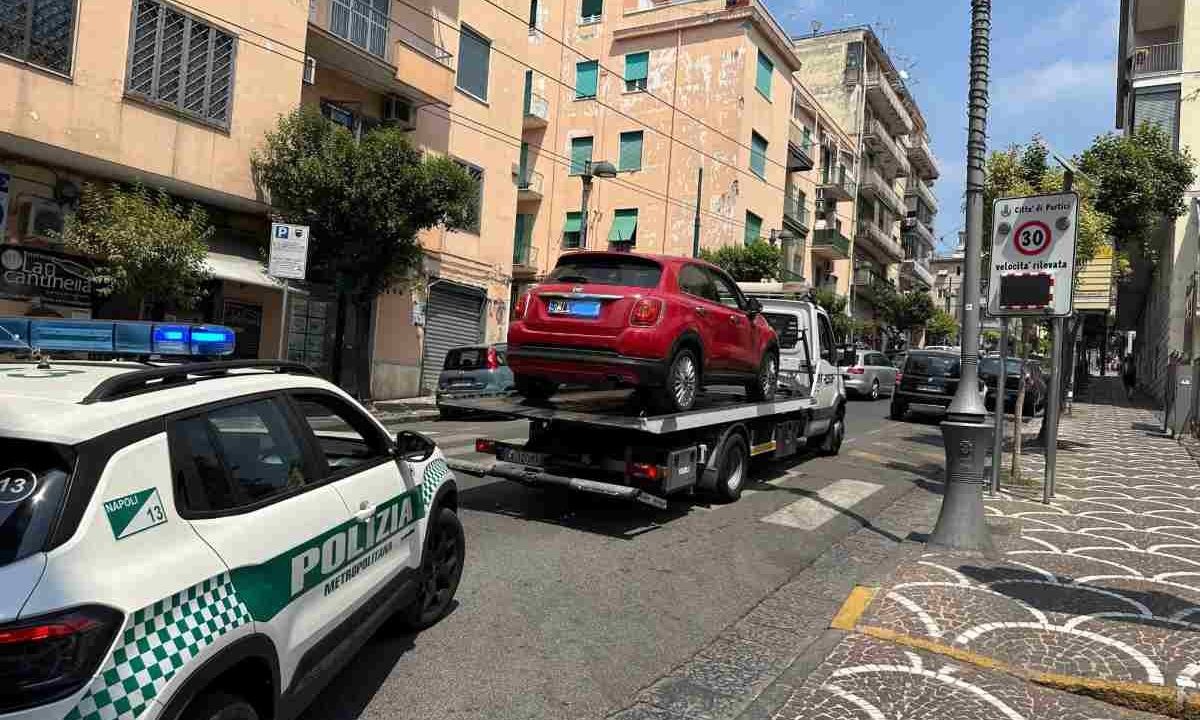 Portici, scoperta Fiat 500X rubata: targa polacca e telaio falsificato nel mirino della polizia