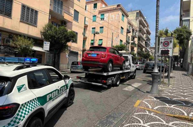Portici, scoperta Fiat 500X rubata: targa polacca e telaio falsificato nel mirino della polizia