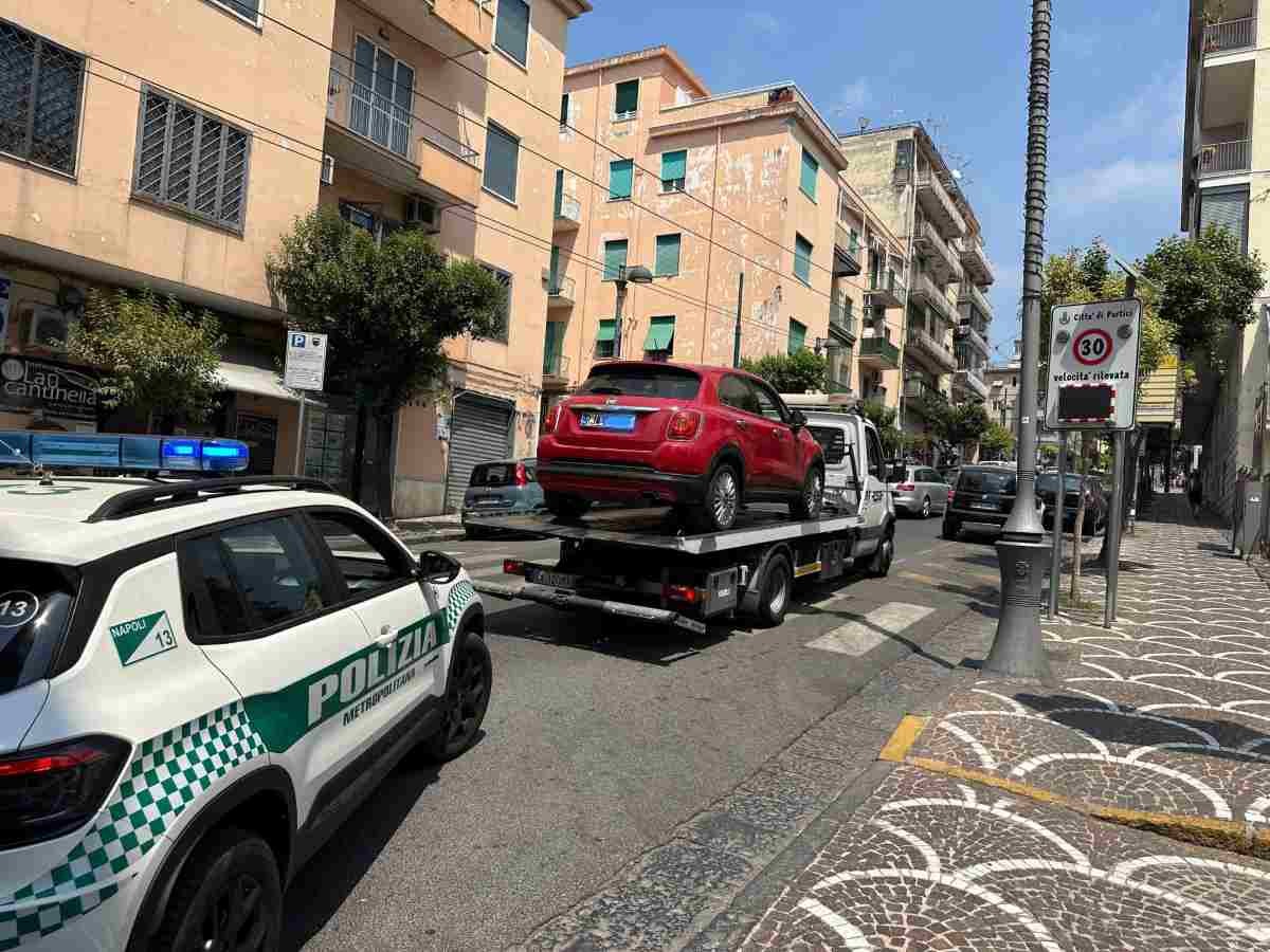 Portici, scoperta Fiat 500X rubata: targa polacca e telaio falsificato nel mirino della polizia