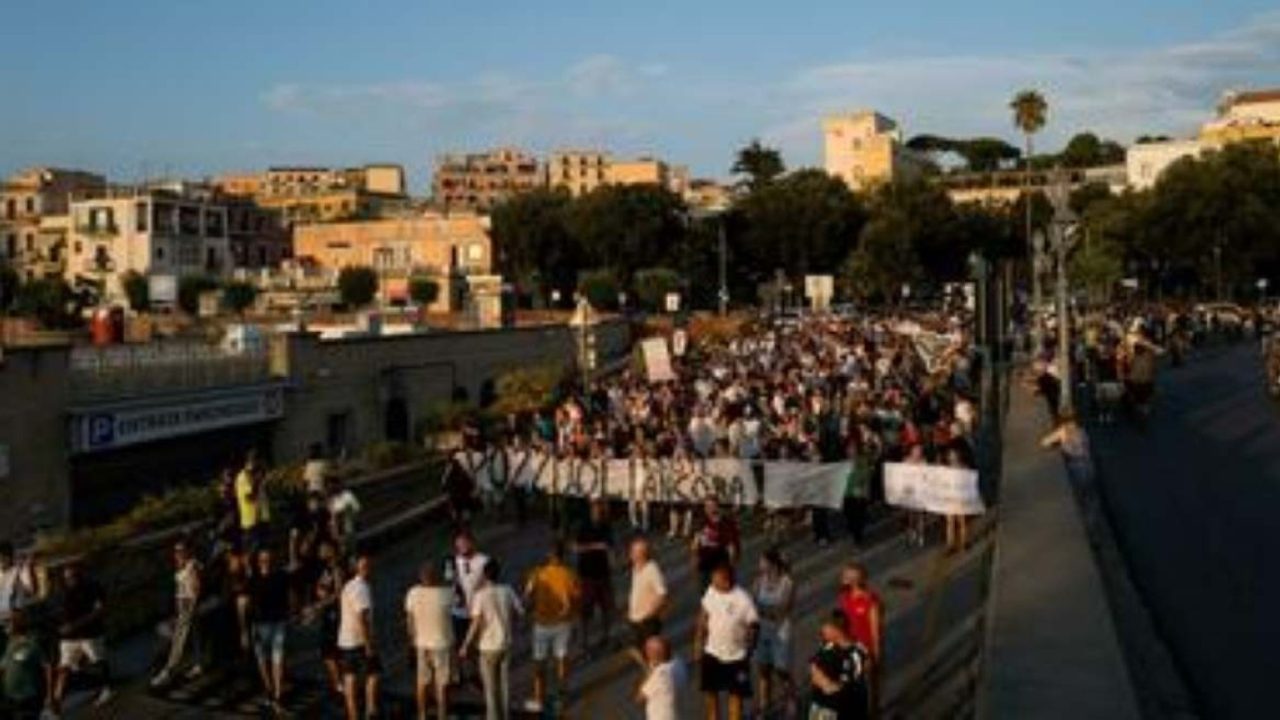 Pozzuoli, commercianti in piazza per chiedere un intervento urgente sulla tassazione locale