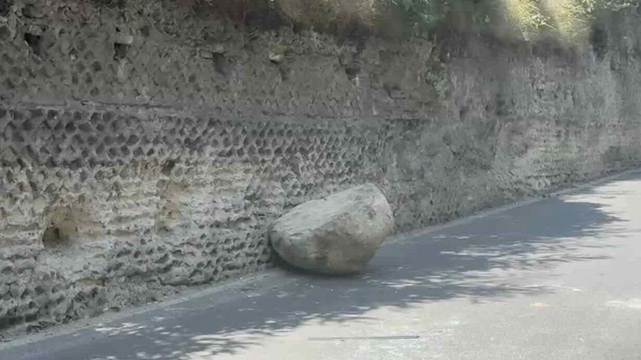 Masso si stacca a Pozzuoli e distrugge un’auto: coppia scampata per un soffio
