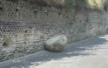 Masso si stacca a Pozzuoli e distrugge un’auto: coppia scampata per un soffio