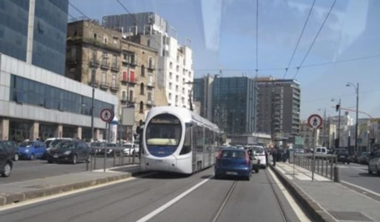 Fuga e colluttazione: arrestati due rapinatori dopo il colpo in via Marina a Napoli