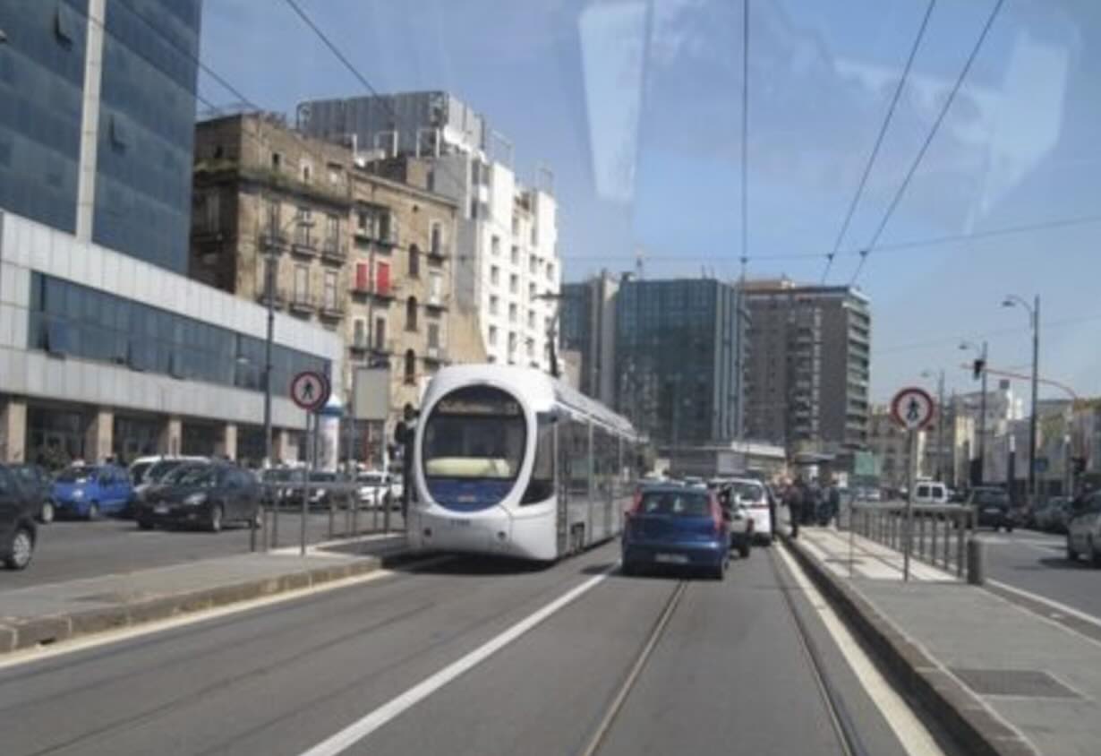 Fuga e colluttazione: arrestati due rapinatori dopo il colpo in via Marina a Napoli