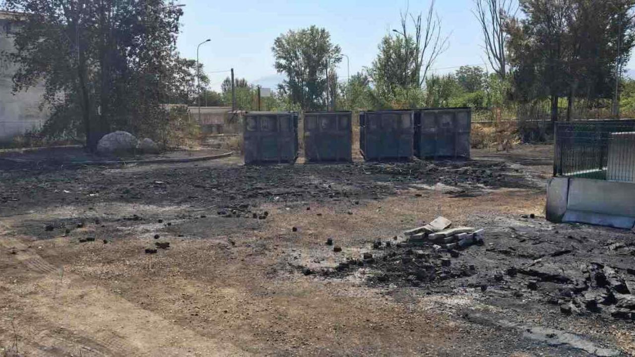 Monitoraggio ambientale avviato dopo l’incendio di rifiuti a San Giuseppe Vesuviano: controlli su diossine e microinquinanti in corso