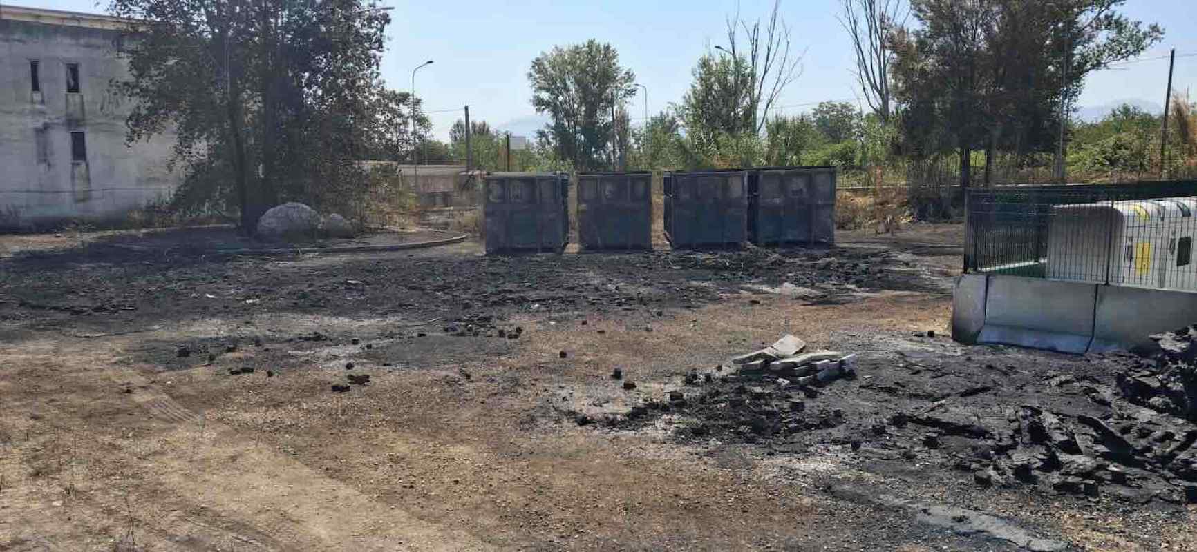 Monitoraggio ambientale avviato dopo l’incendio di rifiuti a San Giuseppe Vesuviano: controlli su diossine e microinquinanti in corso
