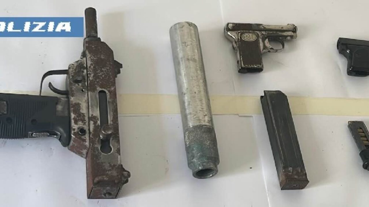 Arsenale nascosto nel Rione Traiano: scoperti fucili e pistole in una borsa.