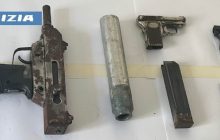 Arsenale nascosto nel Rione Traiano: scoperti fucili e pistole in una borsa.