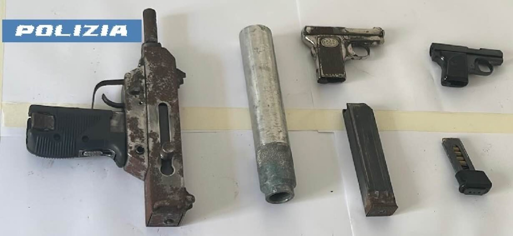Arsenale nascosto nel Rione Traiano: scoperti fucili e pistole in una borsa.