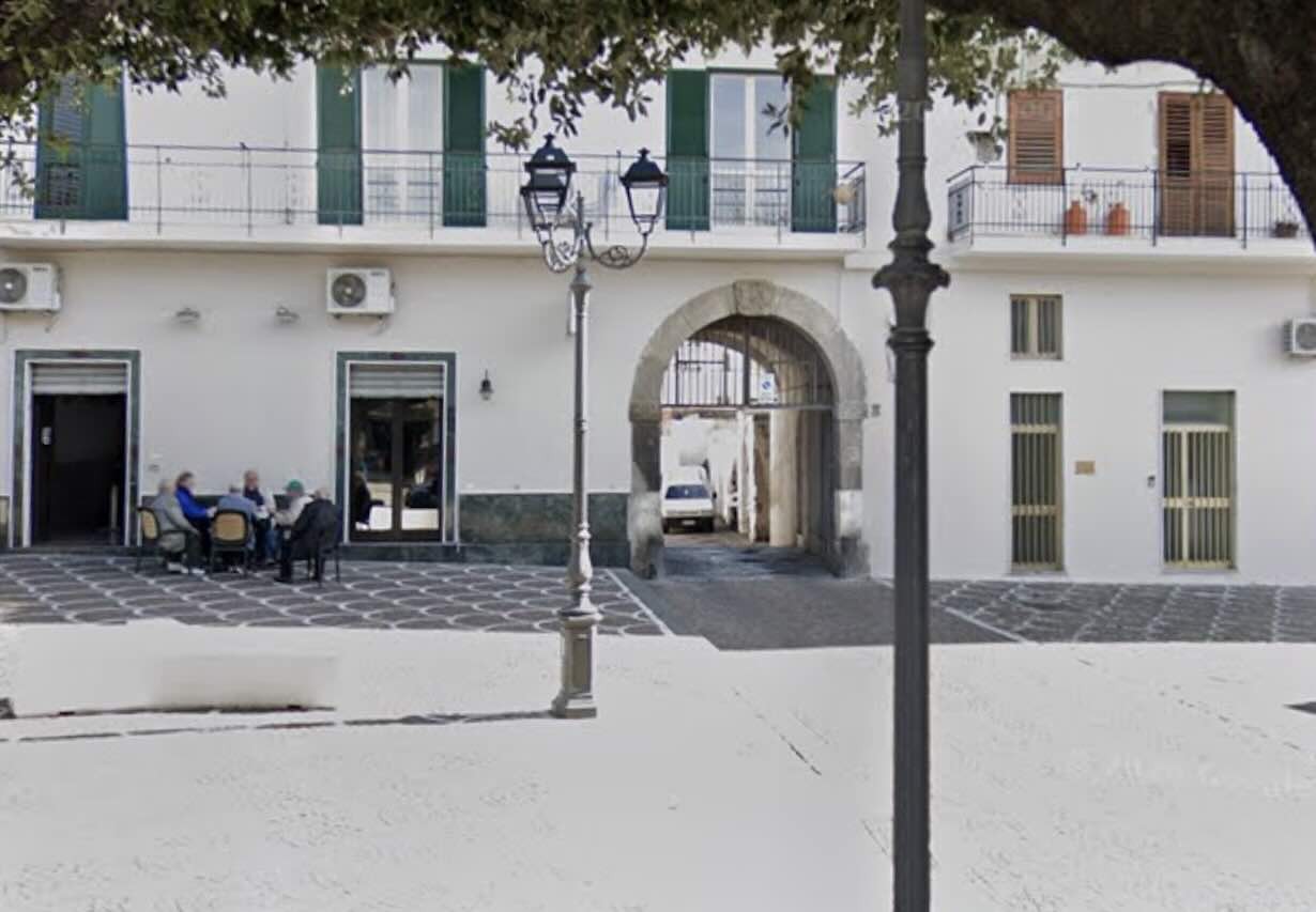 Roccarainola, violenza in strada: 34enne accoltellato alla schiena, condizioni critiche.