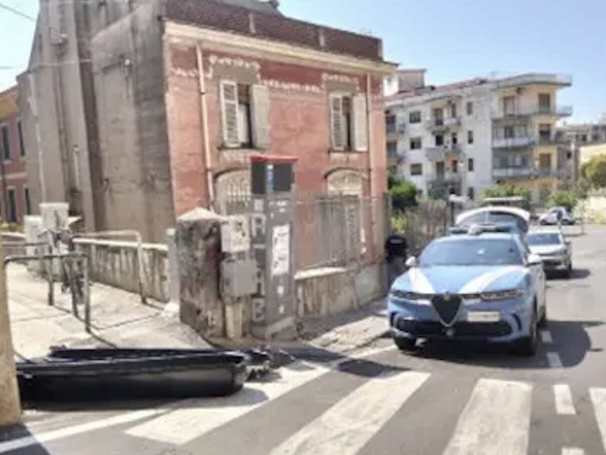 Tragedia a Salerno: uomo perde la vita cadendo mentre cerca di entrare nell’abitazione dell’ex compagna.
