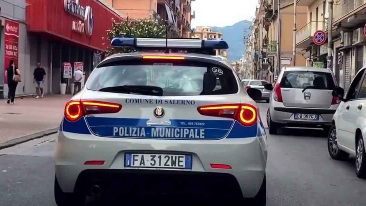 Salerno, chiuso ostello nel cuore della città: intervento per 42 letti abusivi e gravi igiene carenti