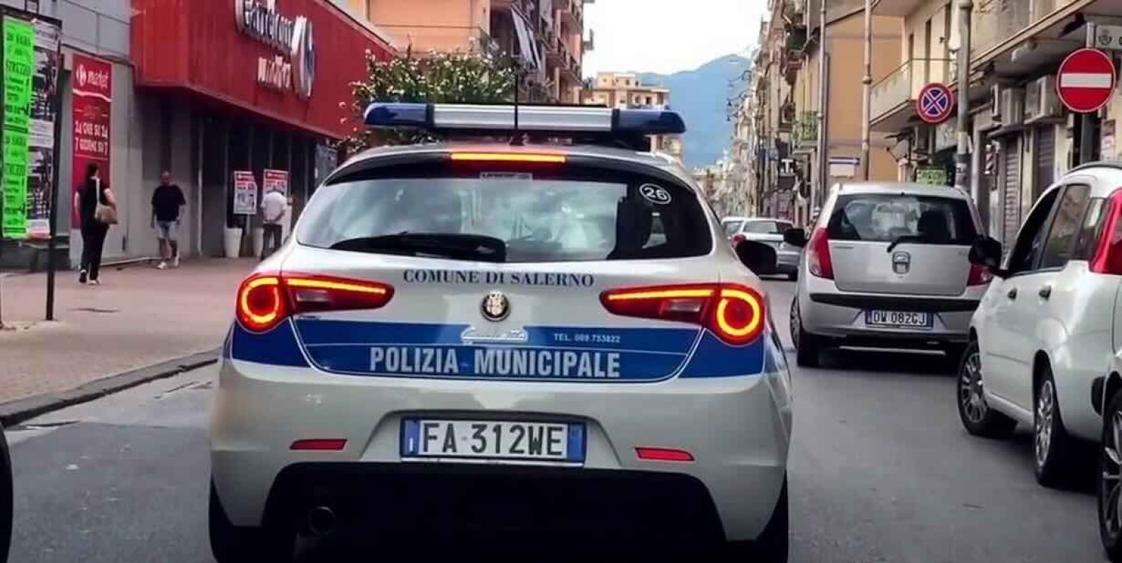 Salerno, chiuso ostello nel cuore della città: intervento per 42 letti abusivi e gravi igiene carenti