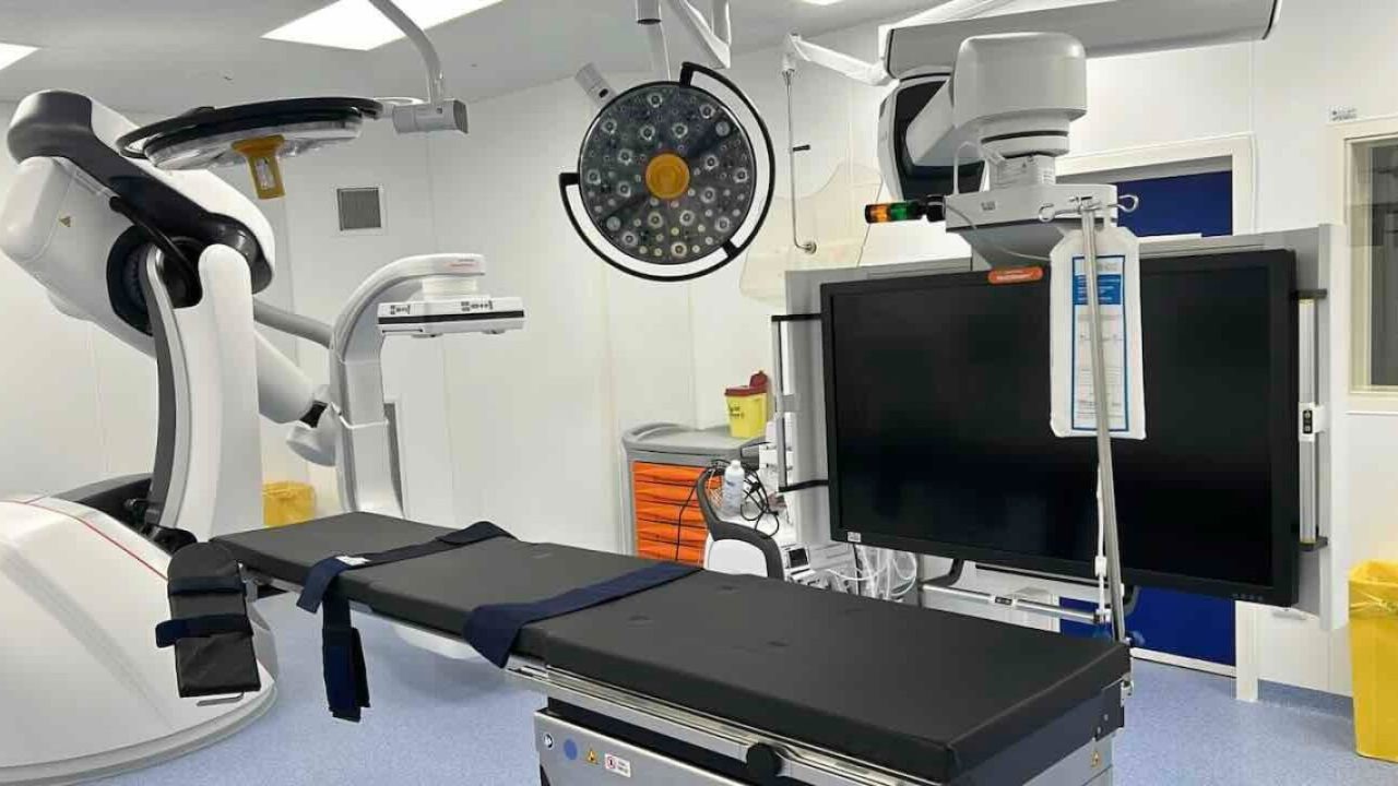 Salerno, un intervento pionieristico a cuore battente: doppia operazione salva la vita a un paziente ad alto rischio chirurgico