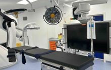 Salerno, un intervento pionieristico a cuore battente: doppia operazione salva la vita a un paziente ad alto rischio chirurgico