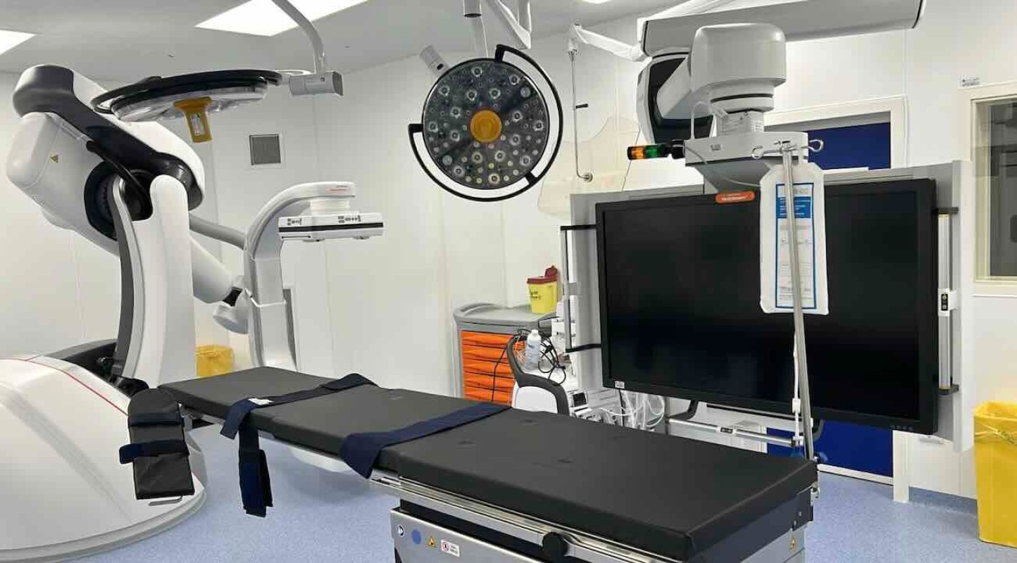 Salerno, un intervento pionieristico a cuore battente: doppia operazione salva la vita a un paziente ad alto rischio chirurgico