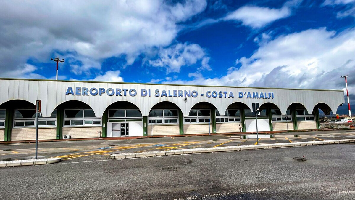 Salerno-Palma, rientro d’emergenza per guasto alla porta cargo: il nodo sicurezza dell’aeroporto