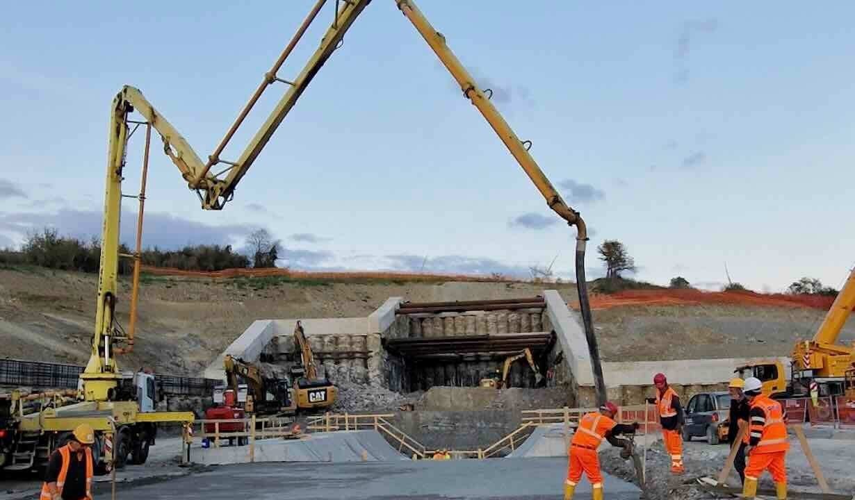 Salerno-Reggio Calabria: proseguono i lavori per la nuova galleria Serra Lunga, atteso un significativo potenziamento dei collegamenti ferroviari.